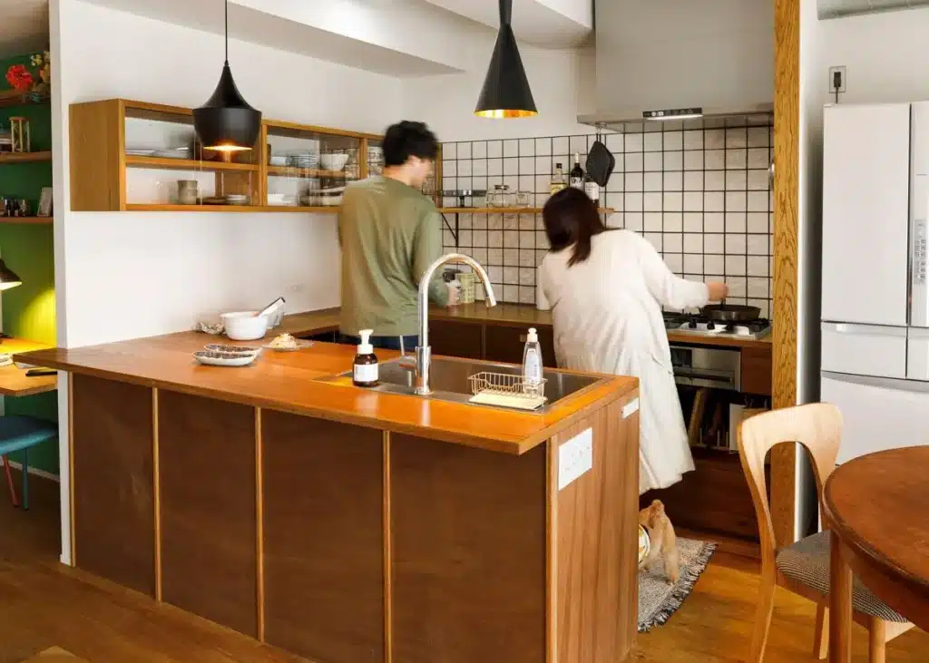 ③木のぬくもりを感じさせるキッチン