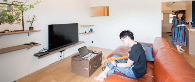造り付けの棚があるおかげで収納スペースを確保し、過ごしやすさもアップ