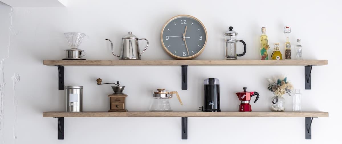 造り付けの棚には、コーヒーや紅茶を入れる道具が飾られていて、まるで雑貨屋さんやカフェのような雰囲気