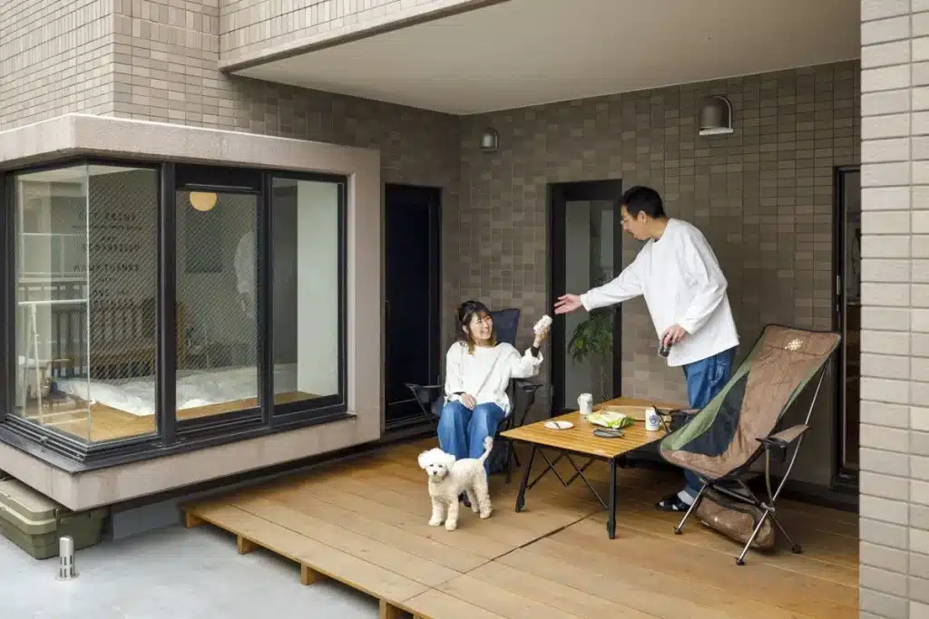 屋根をつけて天候に左右されない空間にする