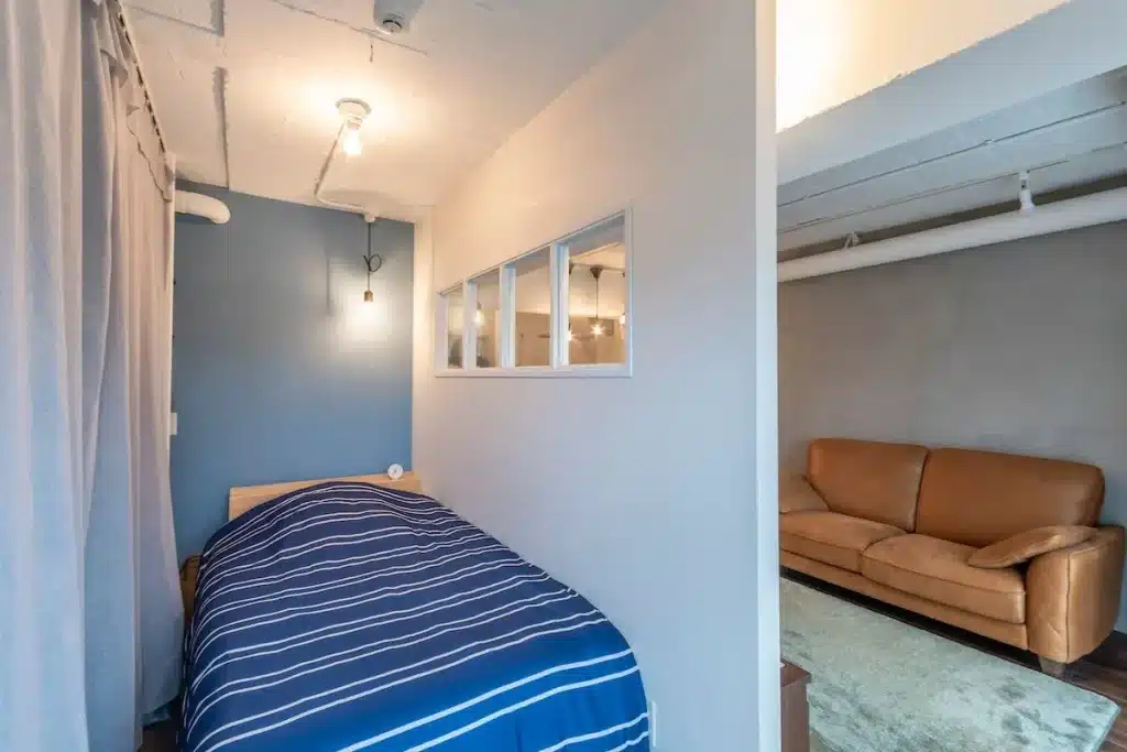 ① 壁で仕切らず、光と風が通る余白をつくる