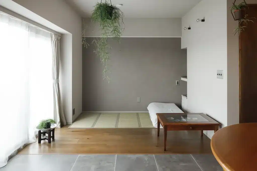 ① 壁で仕切らず、光と風が通る余白をつくる