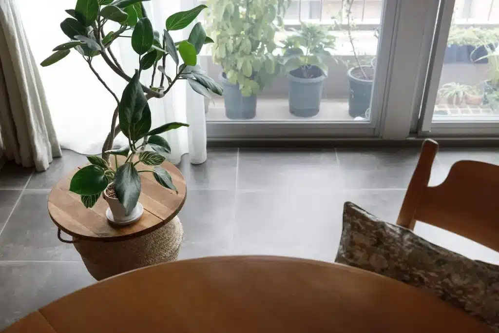 ① 壁で仕切らず、光と風が通る余白をつくる