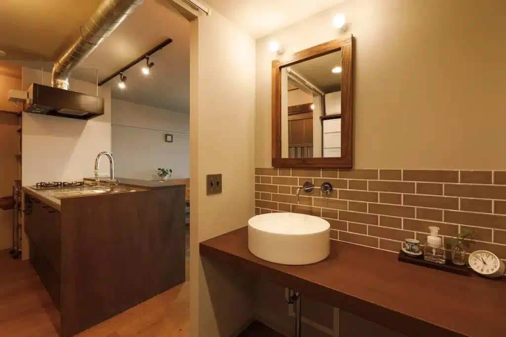 ① 壁で仕切らず、光と風が通る余白をつくる