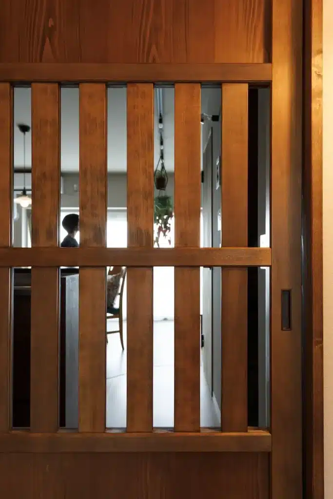 ① 壁で仕切らず、光と風が通る余白をつくる