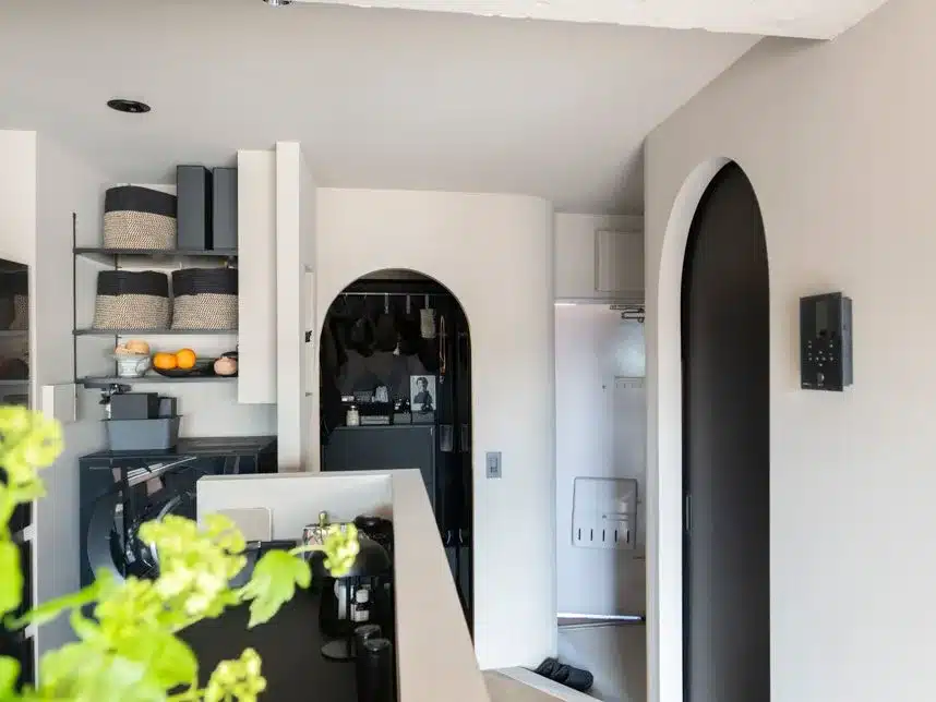 ① 壁で仕切らず、光と風が通る余白をつくる