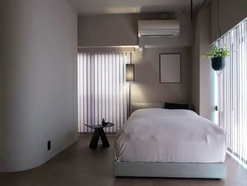 ① 壁で仕切らず、光と風が通る余白をつくる