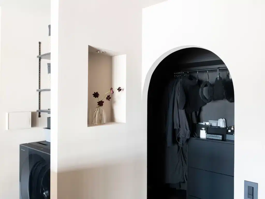 ① 壁で仕切らず、光と風が通る余白をつくる