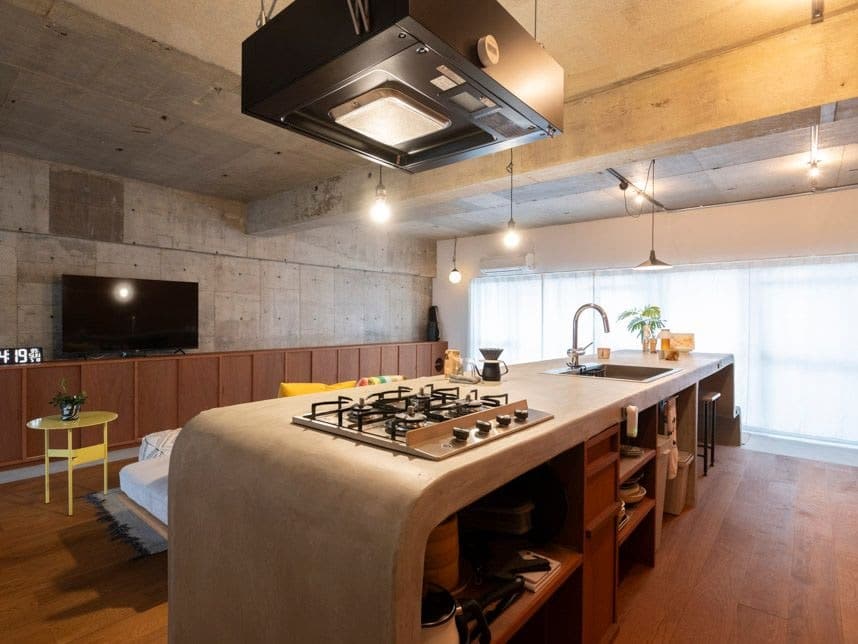【アイランドキッチン】芸術的なキッチンが象徴的な家